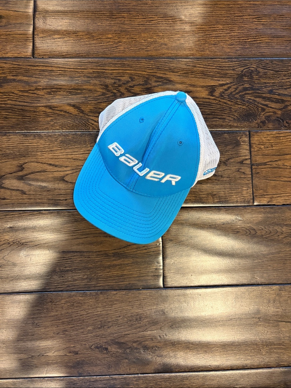 NWOT Bauer Men’s S Aqua Blue and White Mesh Fitted Hat